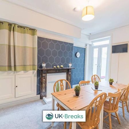 Large, Centrally Located, 5 Bedroom House Workington Extérieur photo