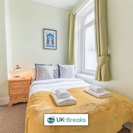 Large, Centrally Located, 5 Bedroom House Workington Extérieur photo