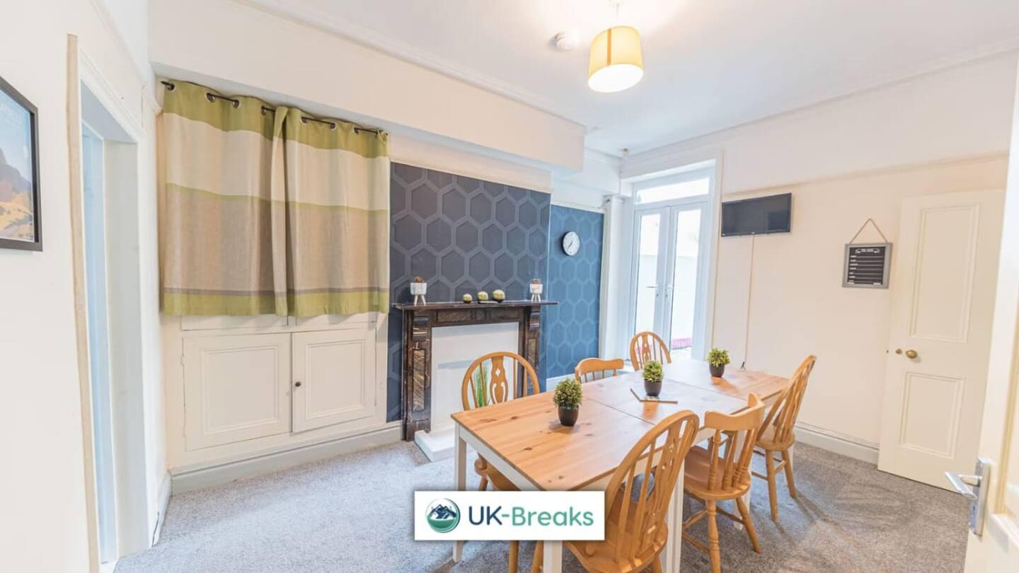 Large, Centrally Located, 5 Bedroom House Workington Extérieur photo