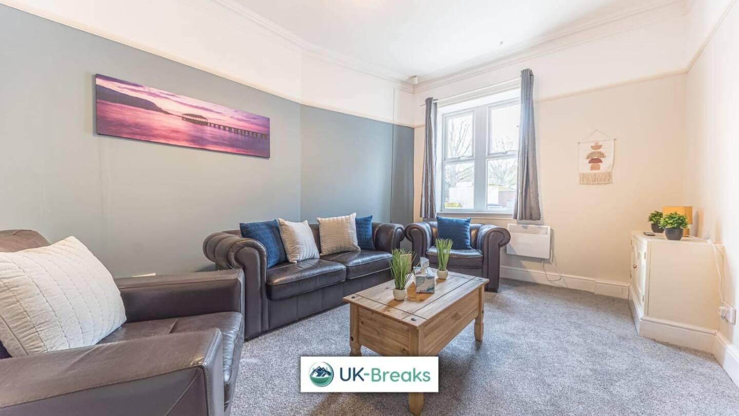 Large, Centrally Located, 5 Bedroom House Workington Extérieur photo