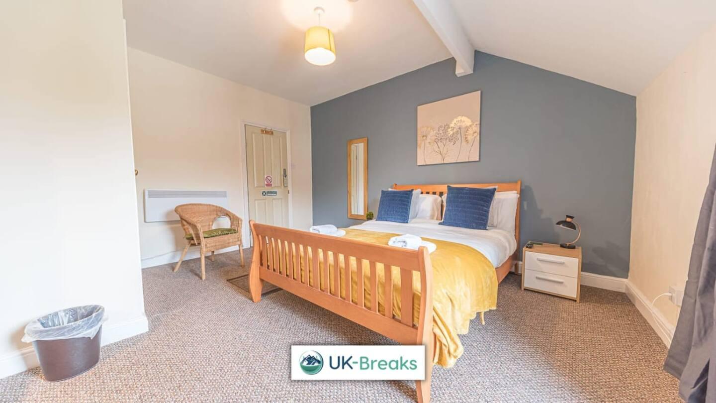 Large, Centrally Located, 5 Bedroom House Workington Extérieur photo