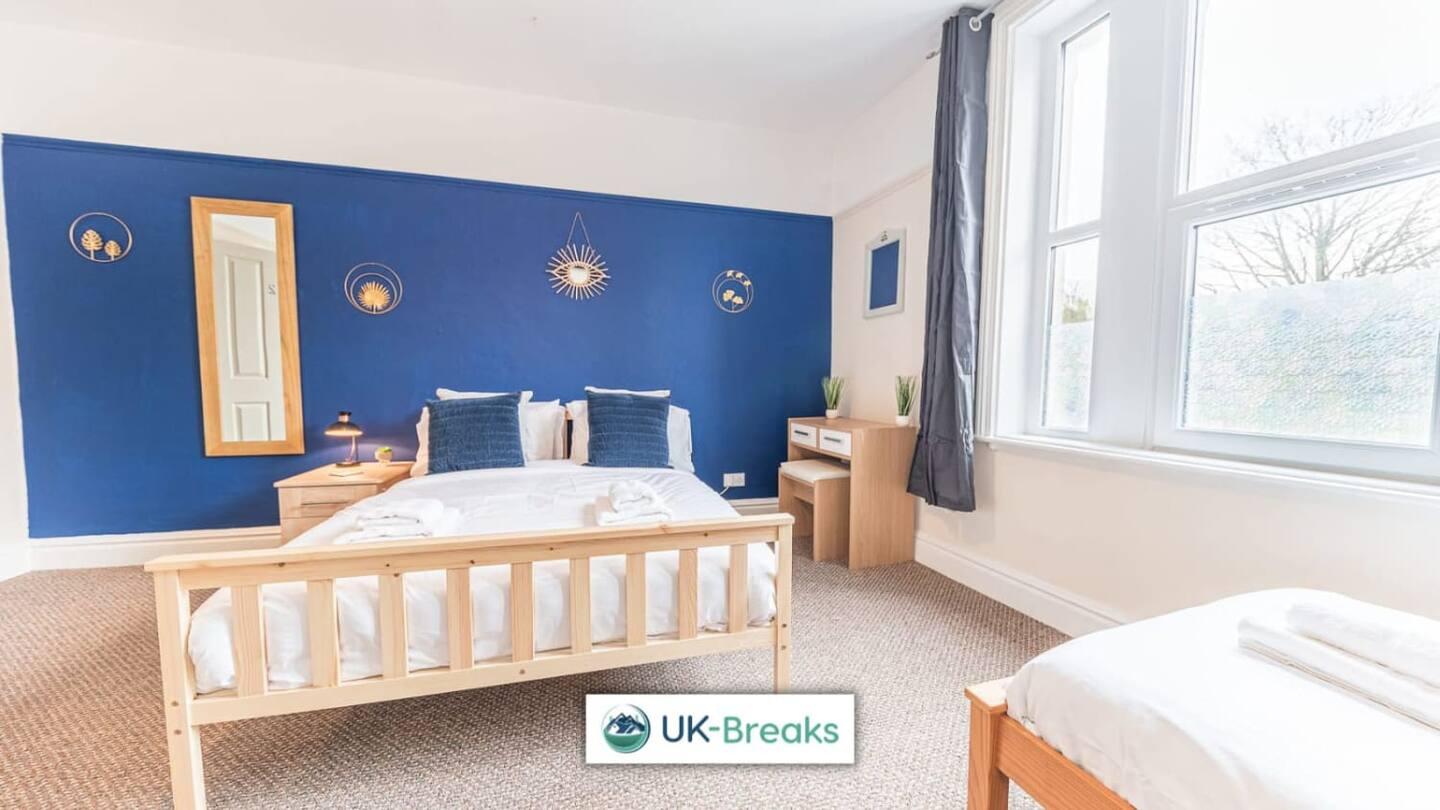 Large, Centrally Located, 5 Bedroom House Workington Extérieur photo