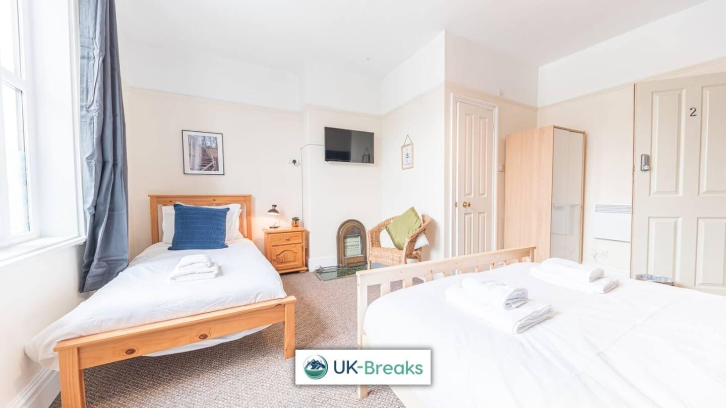 Large, Centrally Located, 5 Bedroom House Workington Extérieur photo