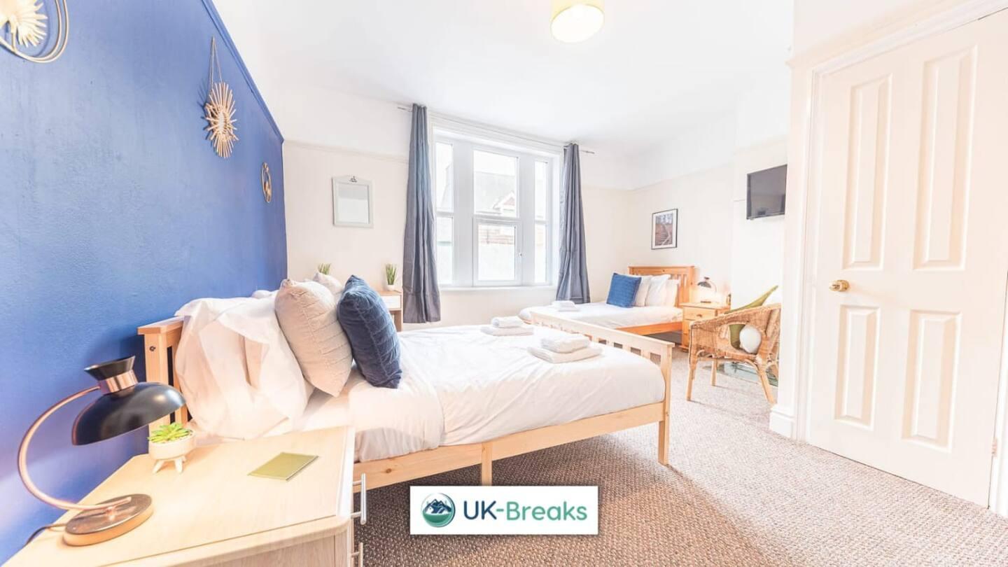 Large, Centrally Located, 5 Bedroom House Workington Extérieur photo