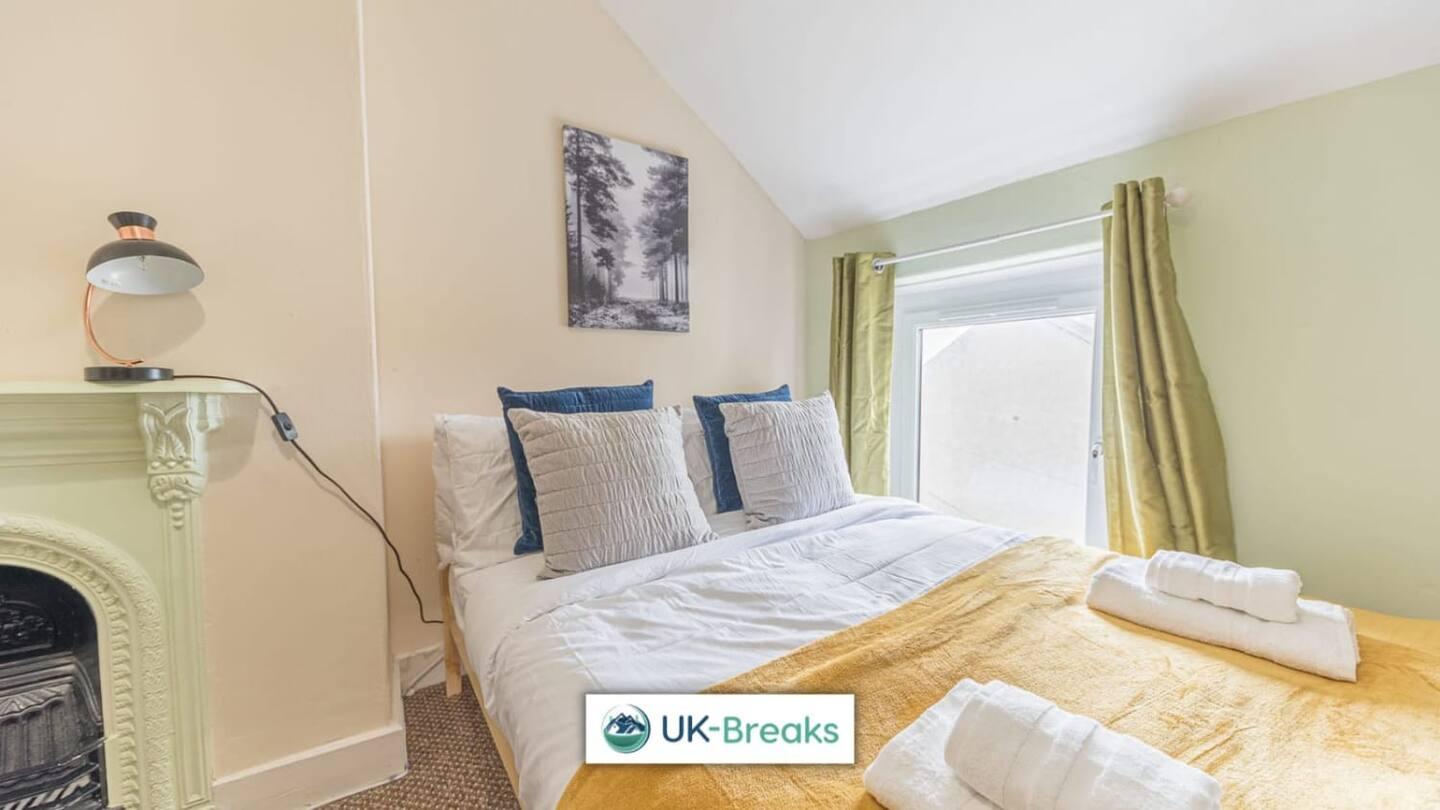 Large, Centrally Located, 5 Bedroom House Workington Extérieur photo