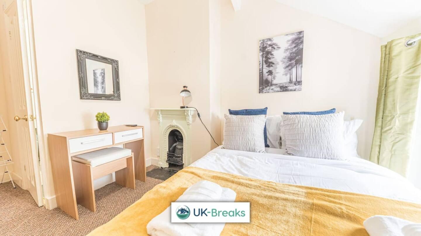 Large, Centrally Located, 5 Bedroom House Workington Extérieur photo