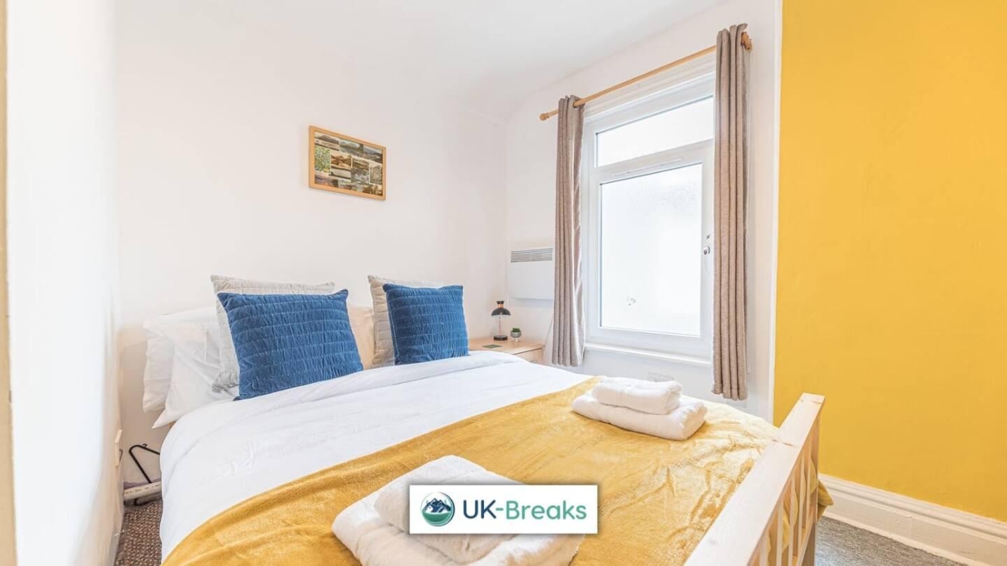 Large, Centrally Located, 5 Bedroom House Workington Extérieur photo
