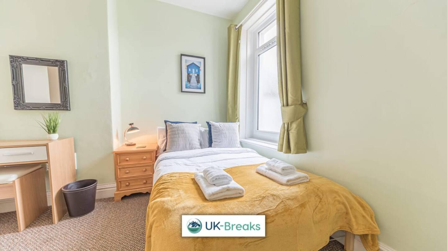 Large, Centrally Located, 5 Bedroom House Workington Extérieur photo
