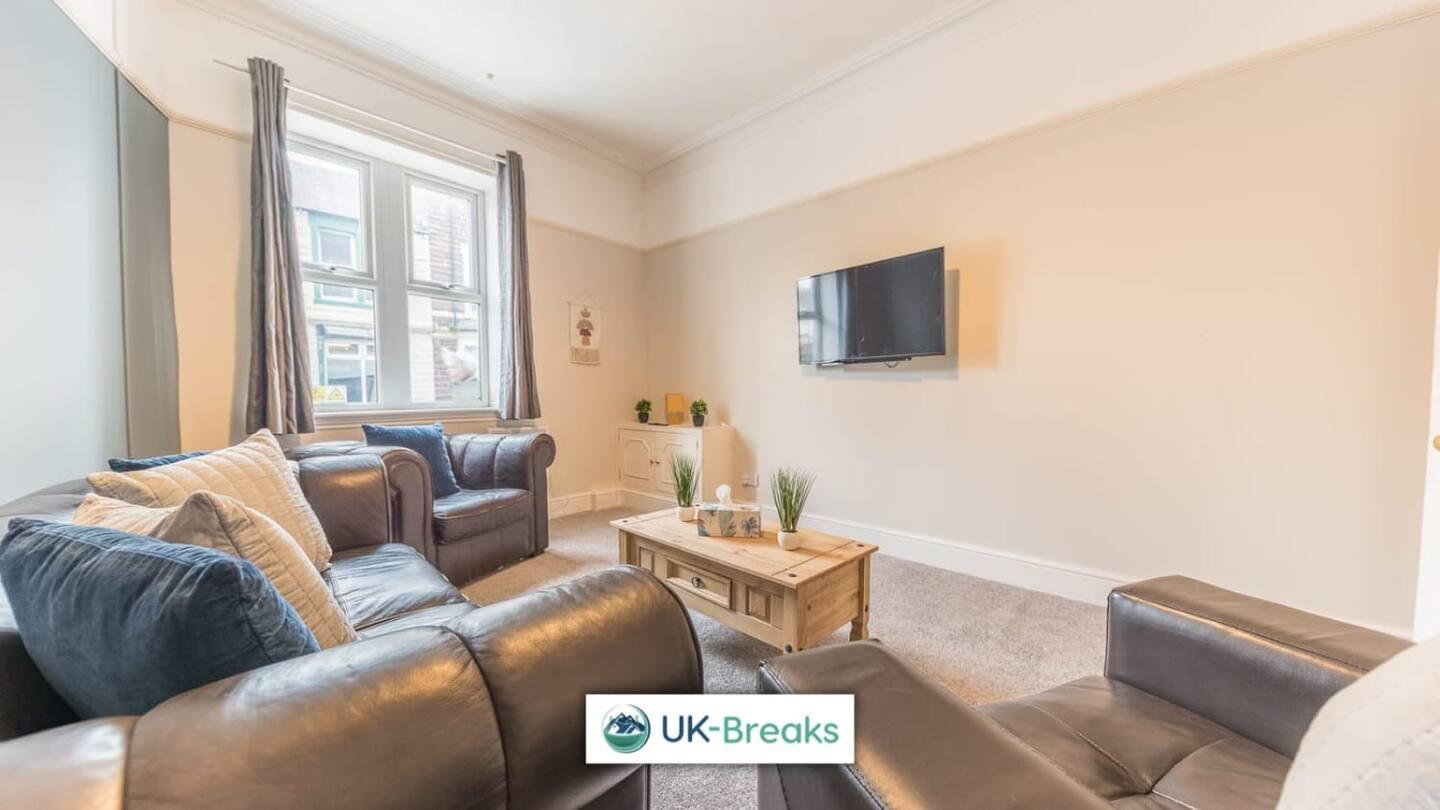Large, Centrally Located, 5 Bedroom House Workington Extérieur photo