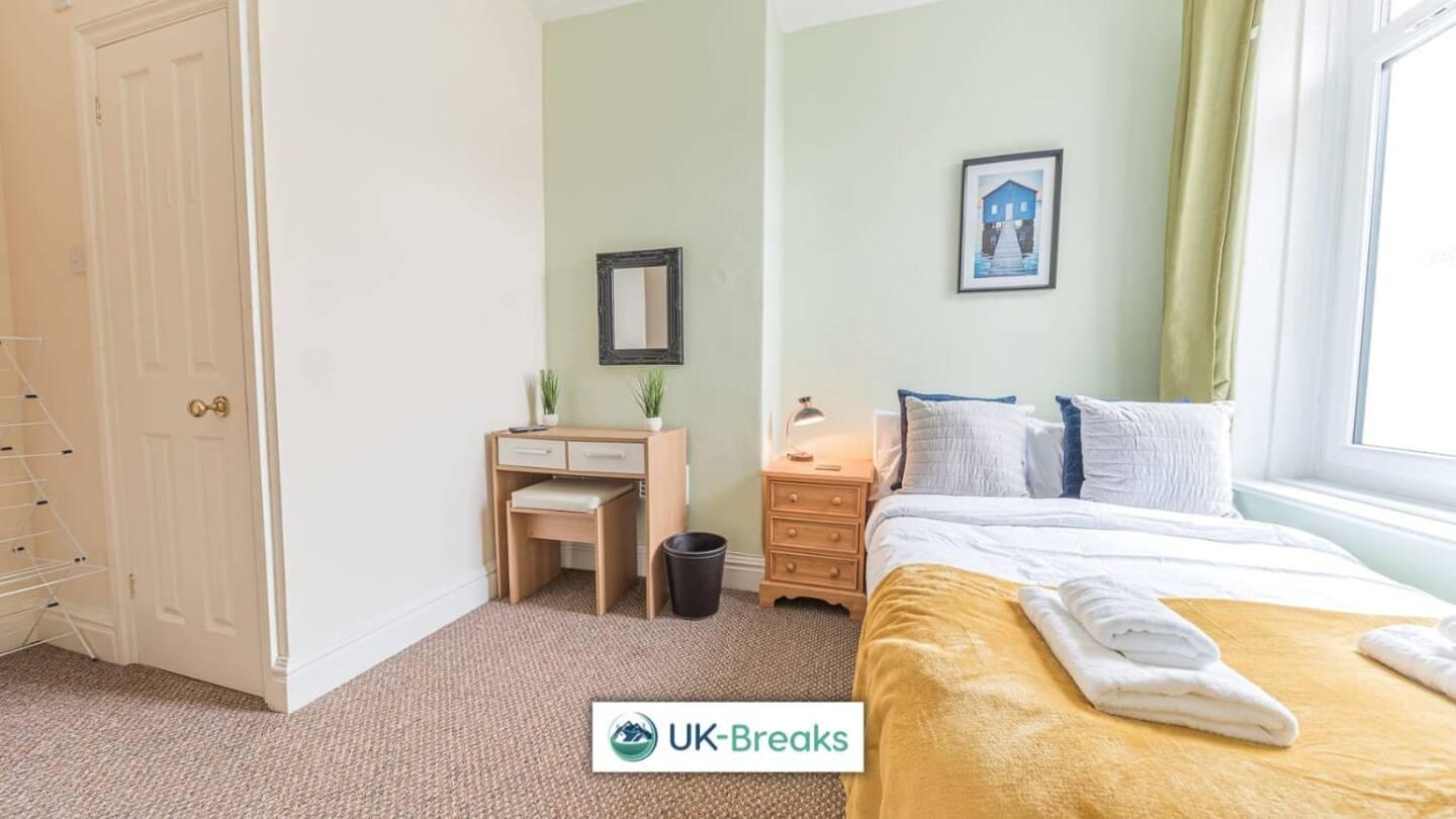 Large, Centrally Located, 5 Bedroom House Workington Extérieur photo