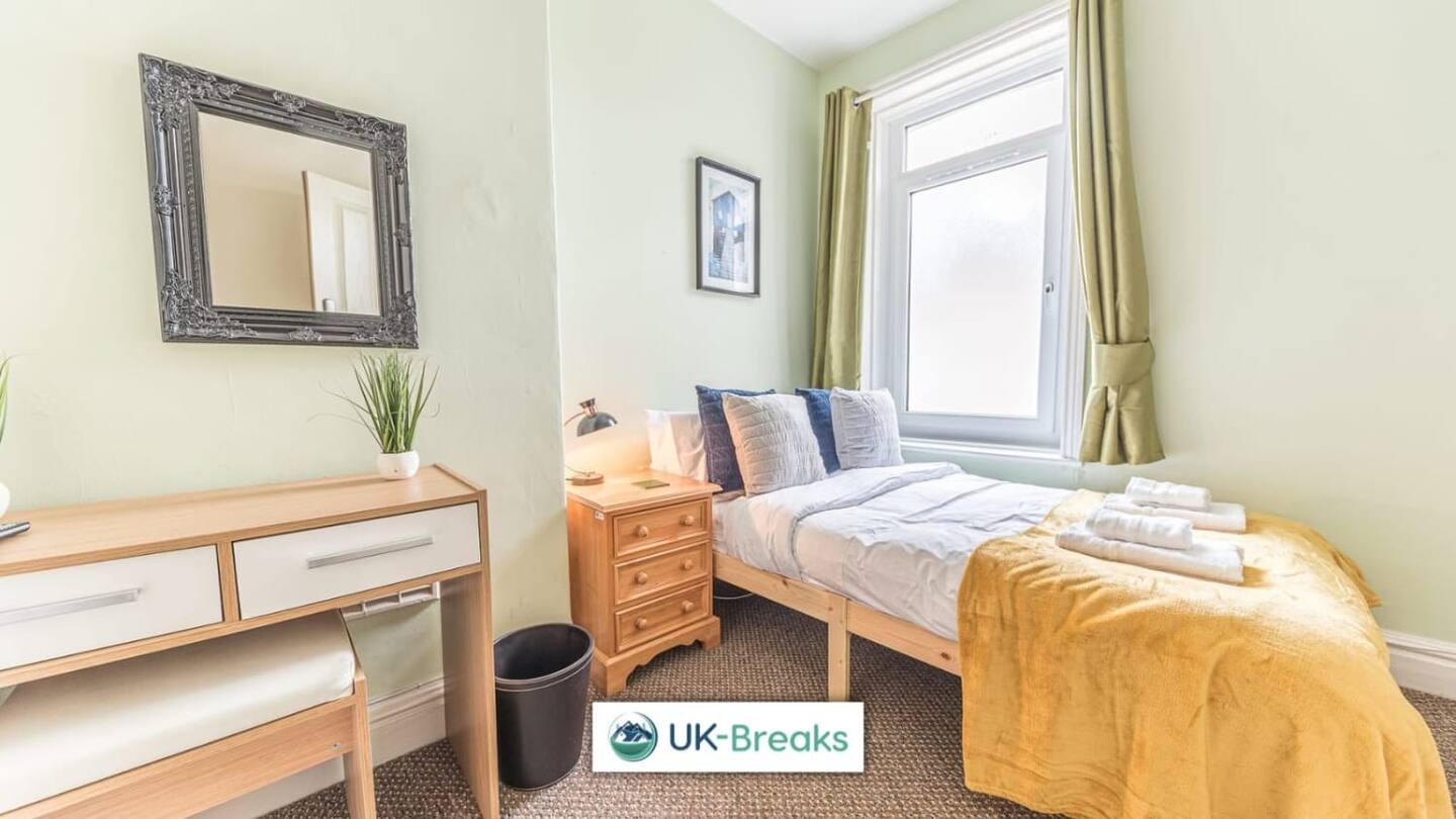 Large, Centrally Located, 5 Bedroom House Workington Extérieur photo