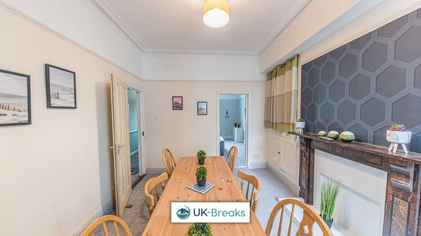Large, Centrally Located, 5 Bedroom House Workington Extérieur photo