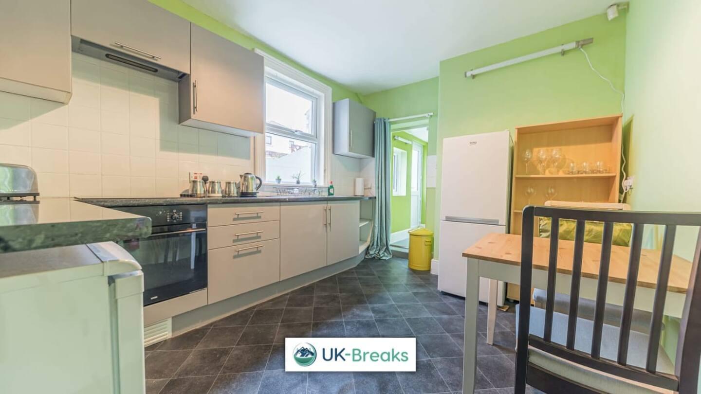 Large, Centrally Located, 5 Bedroom House Workington Extérieur photo
